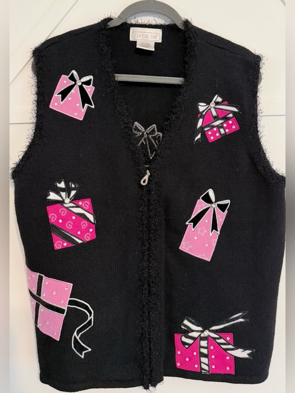 Vintage Mándale bay  Black Knit Vest with Pink Gift Motifs
